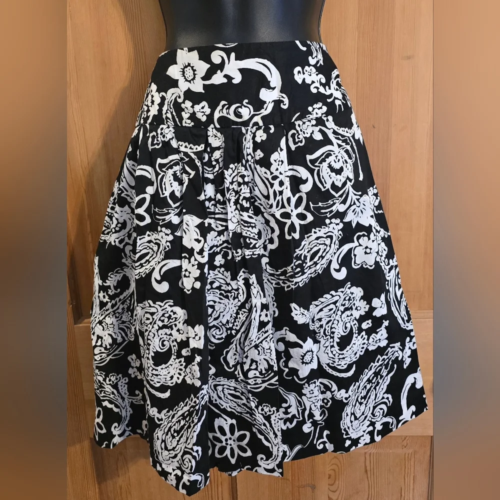 Dialogue Black and White Paisley Cotton Skirt Office Lightweight Size 18W Pleat